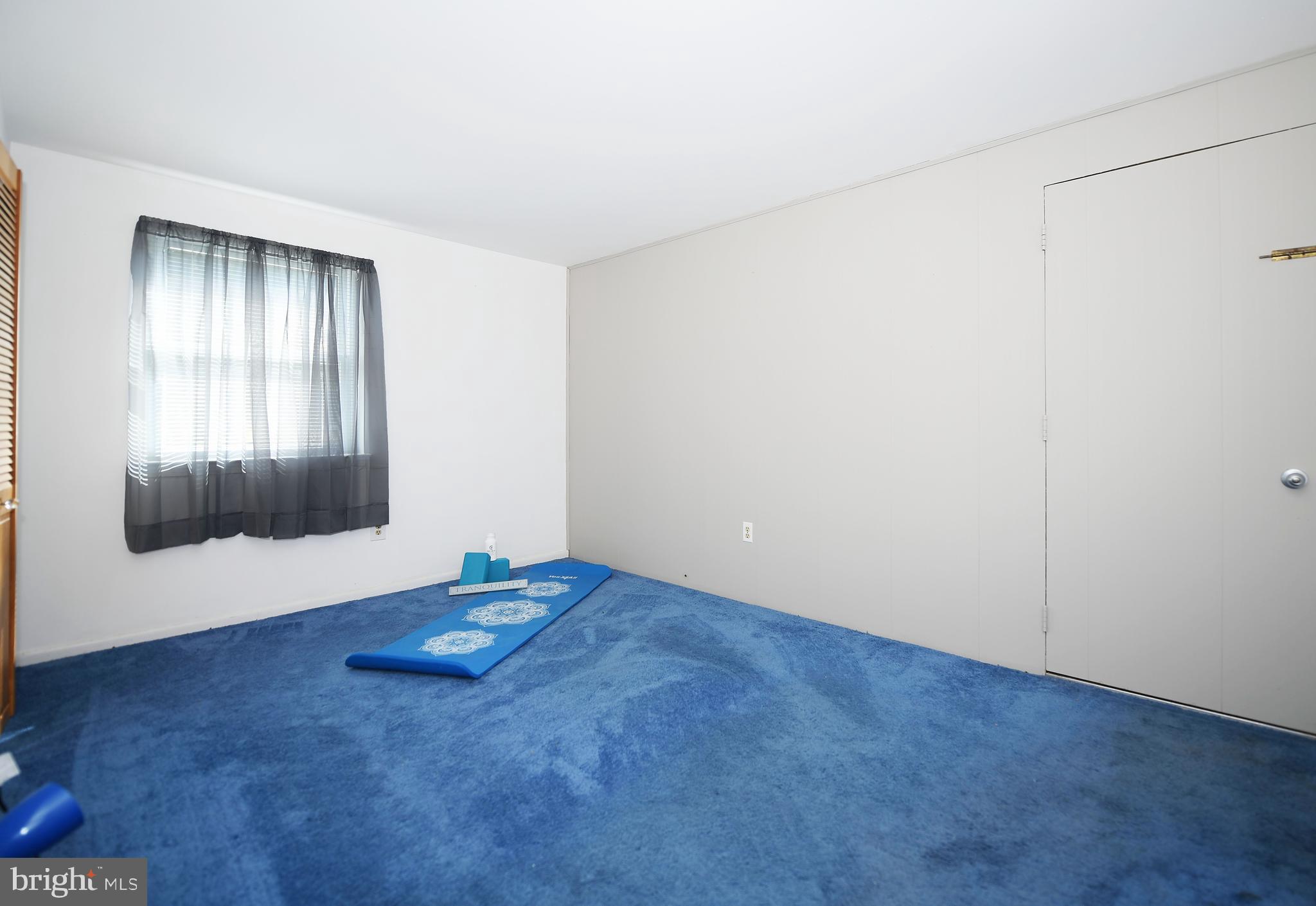2400 Maple Road Baltimore, MD 21219 - Photo 31 of 45 an empty room with windows