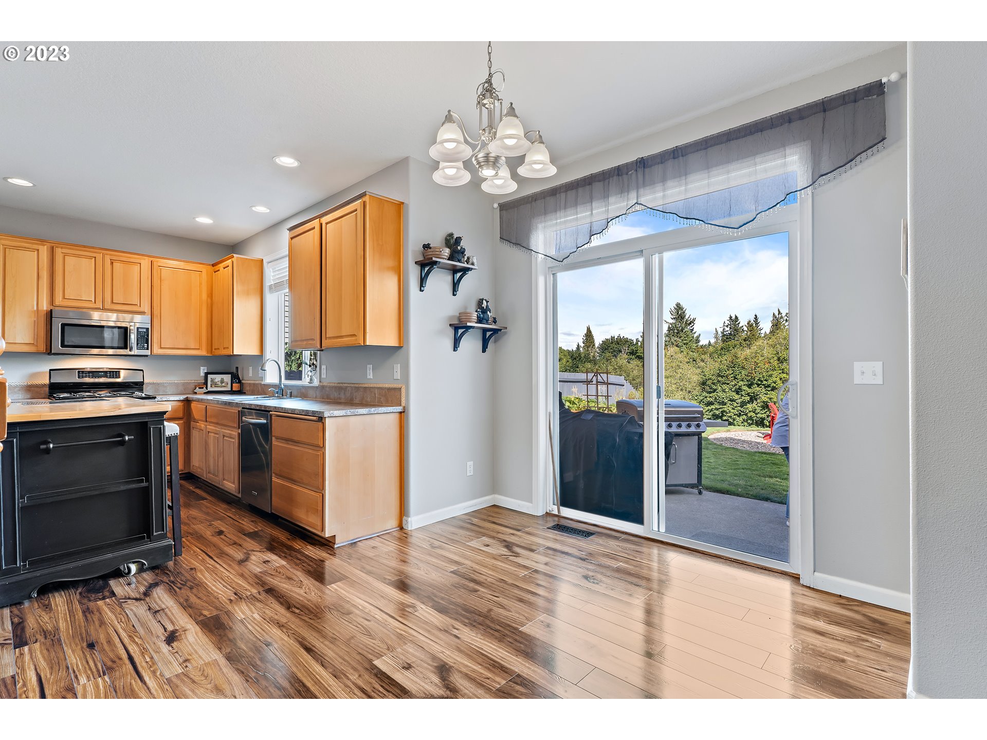 604 North 22nd Court Ridgefield, WA 98642 - Photo 14 of 40 a open kitchen with granite countertop a stove top oven a sink and dishwasher