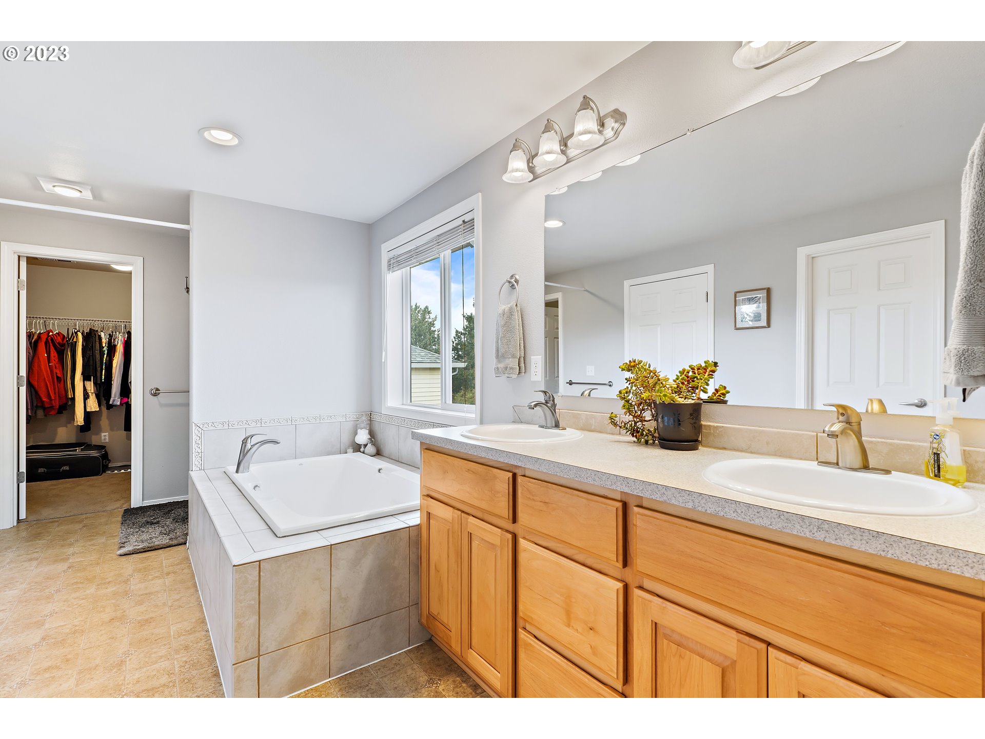 604 North 22nd Court Ridgefield, WA 98642 - Photo 25 of 40 a spacious bathroom with a sink a mirror and a bathtub
