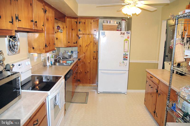 518 Lexington Road Lancaster, PA 17603 - Photo 3 of 14 Gallery Image 3