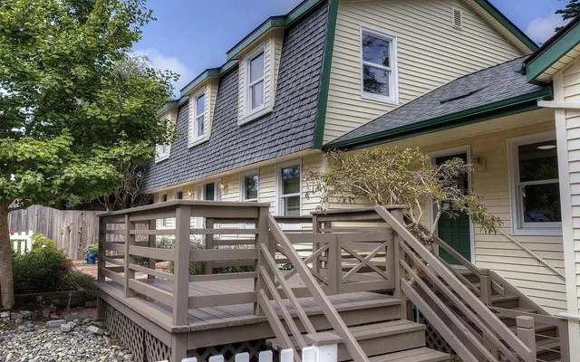 a view of a roof deck with wooden floor and fence