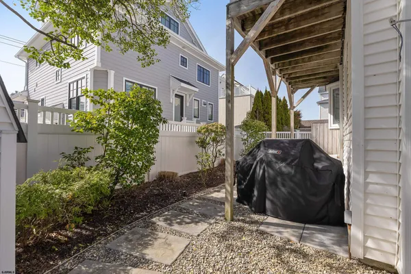 a view of a back yard of the house