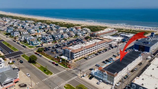 a city street filled with lots of traffic