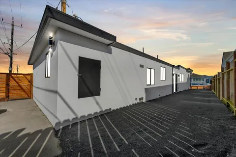 a view of a house with a backyard