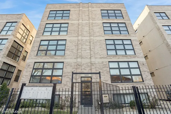 $3,300 | 1209 East 46th Street, Unit 4E, Chicago, IL 60653