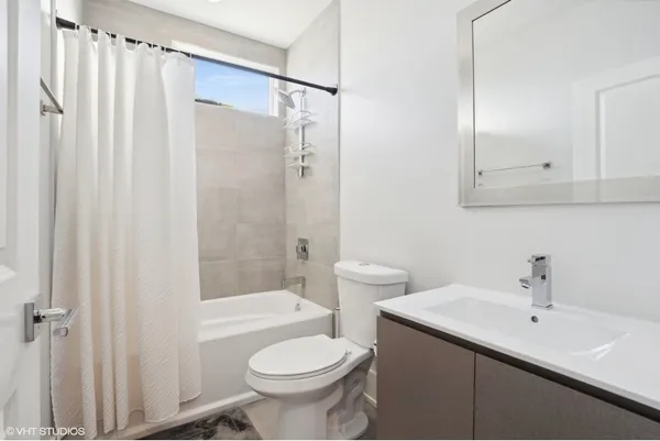 $3,300 | 1209 East 46th Street, Unit 4E, Chicago, IL 60653