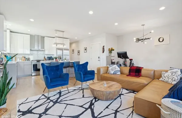 $3,300 | 1209 East 46th Street, Unit 4E, Chicago, IL 60653
