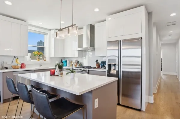 $3,300 | 1209 East 46th Street, Unit 4E, Chicago, IL 60653