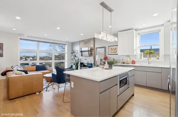 $3,300 | 1209 East 46th Street, Unit 4E, Chicago, IL 60653