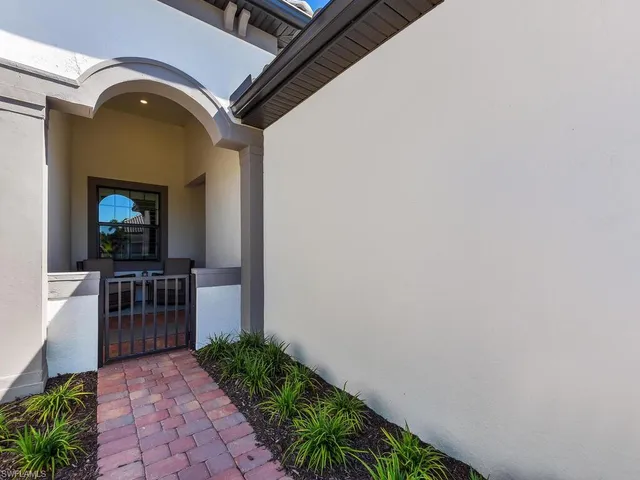 a view of entryway and kitchen