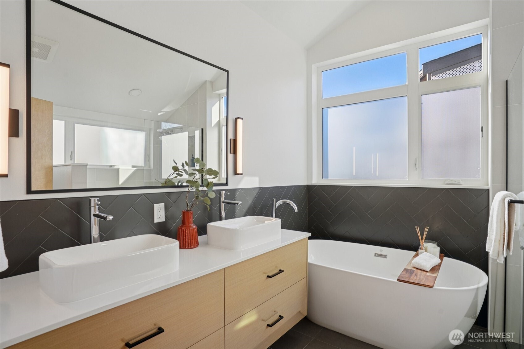 515 Howe Street, Unit A Seattle, WA 98109 - Photo 18 of 40 a bathroom with a sink and a bathtub