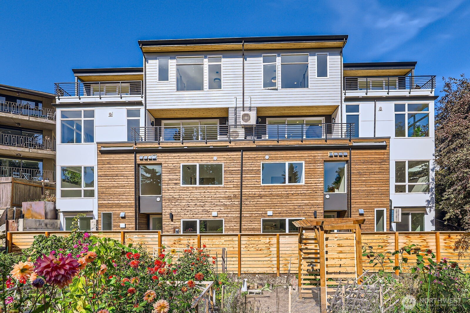 515 Howe Street, Unit A Seattle, WA 98109 - Photo 35 of 40 a building view