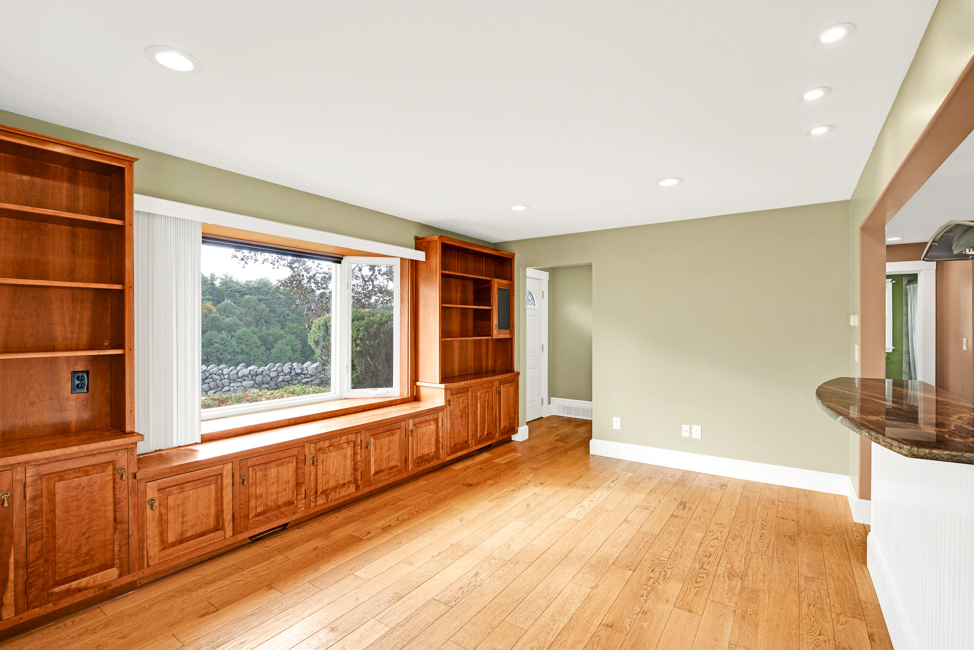 1116 State Road Eliot, ME 03903 - Photo 8 of 30 State Road Living3