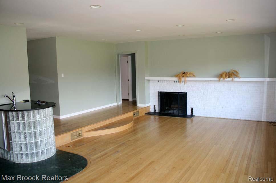 999 Shirley Road Birmingham, MI 48009 - Photo 6 of 6 LIVING ROOM