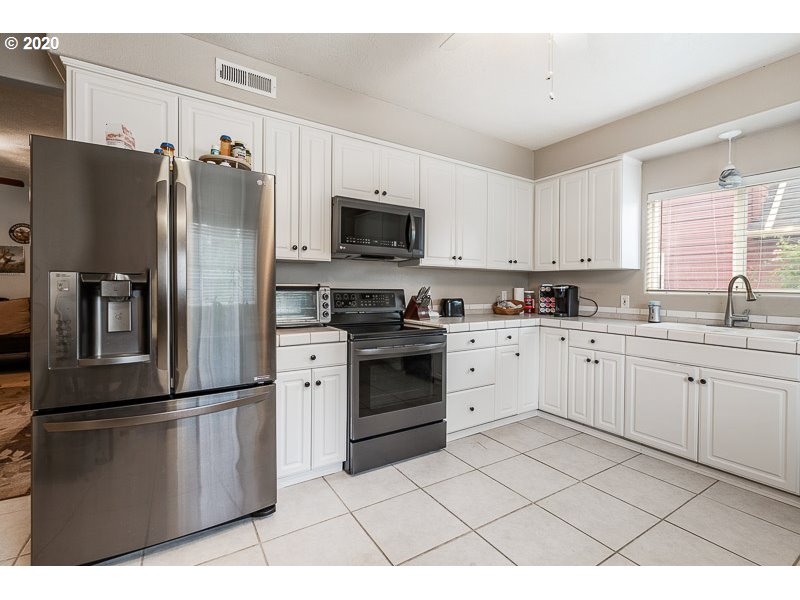 1350 Southwest Ellis Street Dallas, OR 97338 - Photo 2 of 32 Gallery Image 2