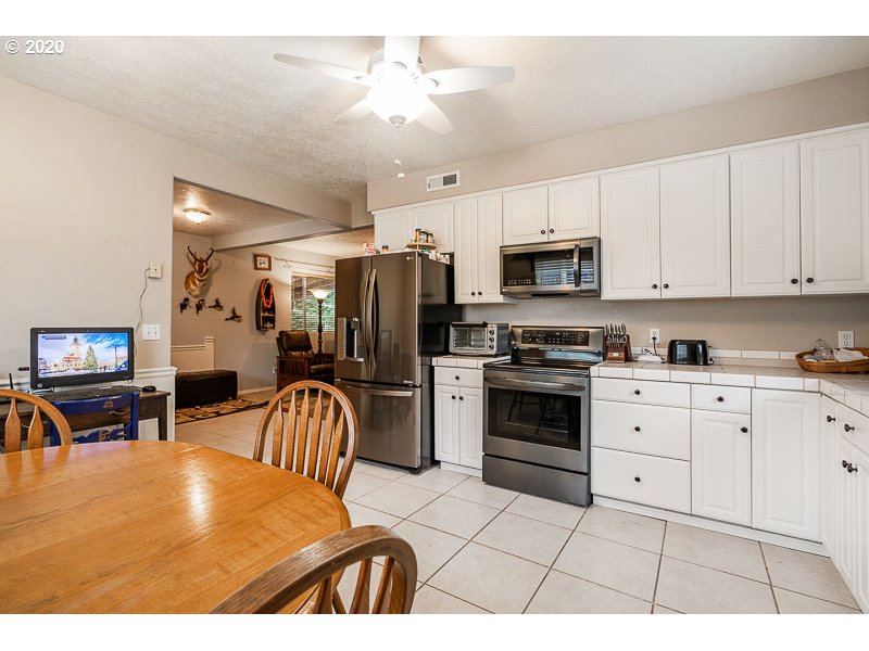 1350 Southwest Ellis Street Dallas, OR 97338 - Photo 4 of 32 Gallery Image 4