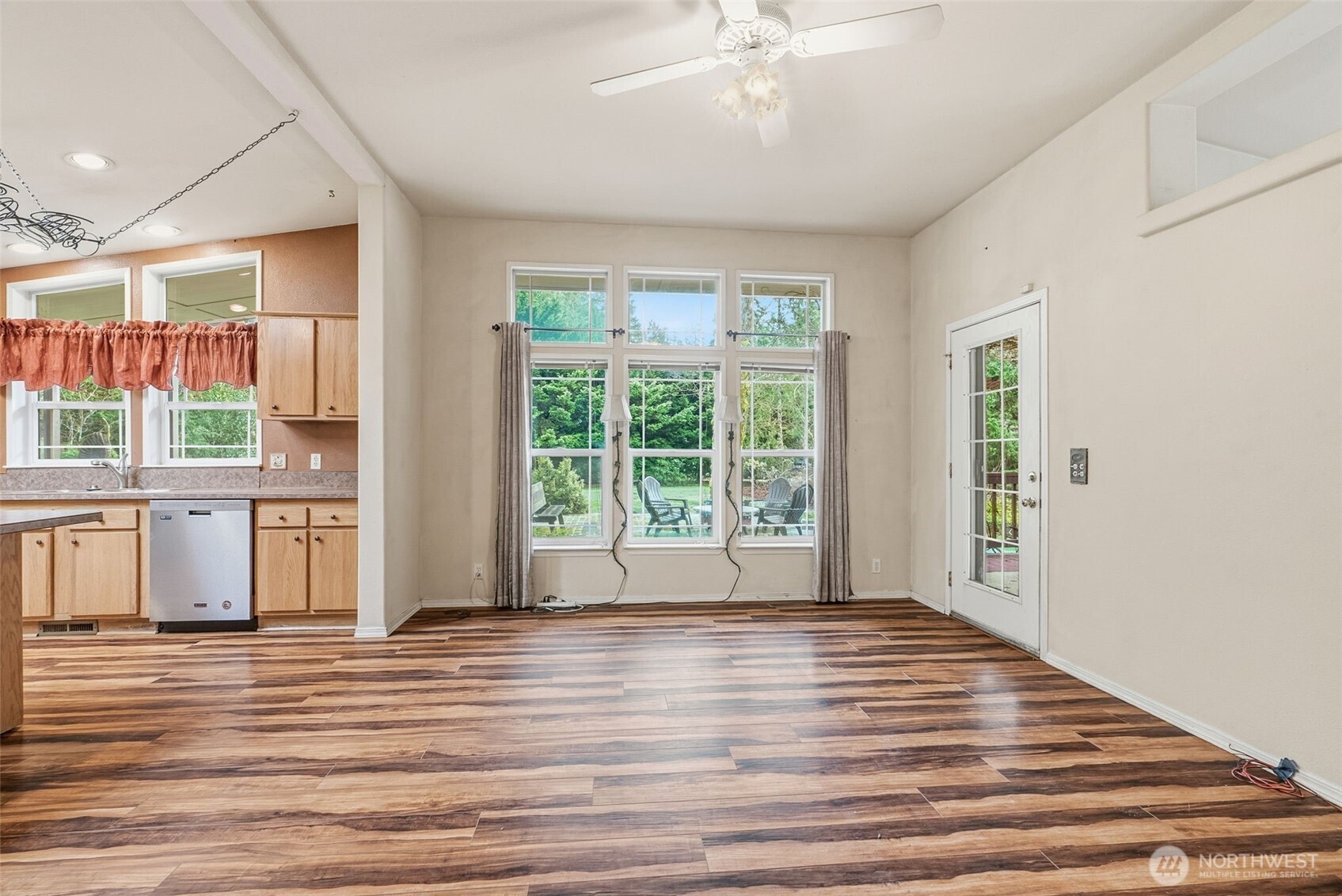 5416 Rose Valley Road Kelso, WA 98626 - Photo 16 of 28 a view of empty room with wooden floor and fan