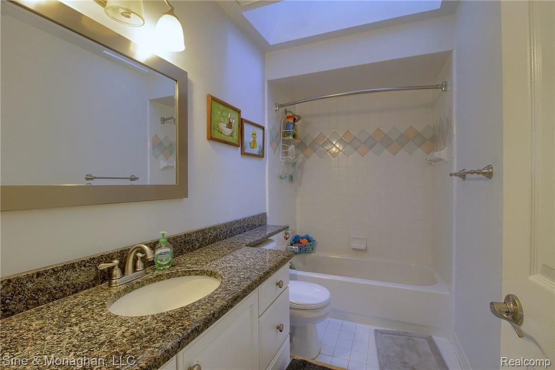 52075 Lillian Road New Baltimore, MI 48047 - Photo 22 of 34 26-Bathroom.jpg