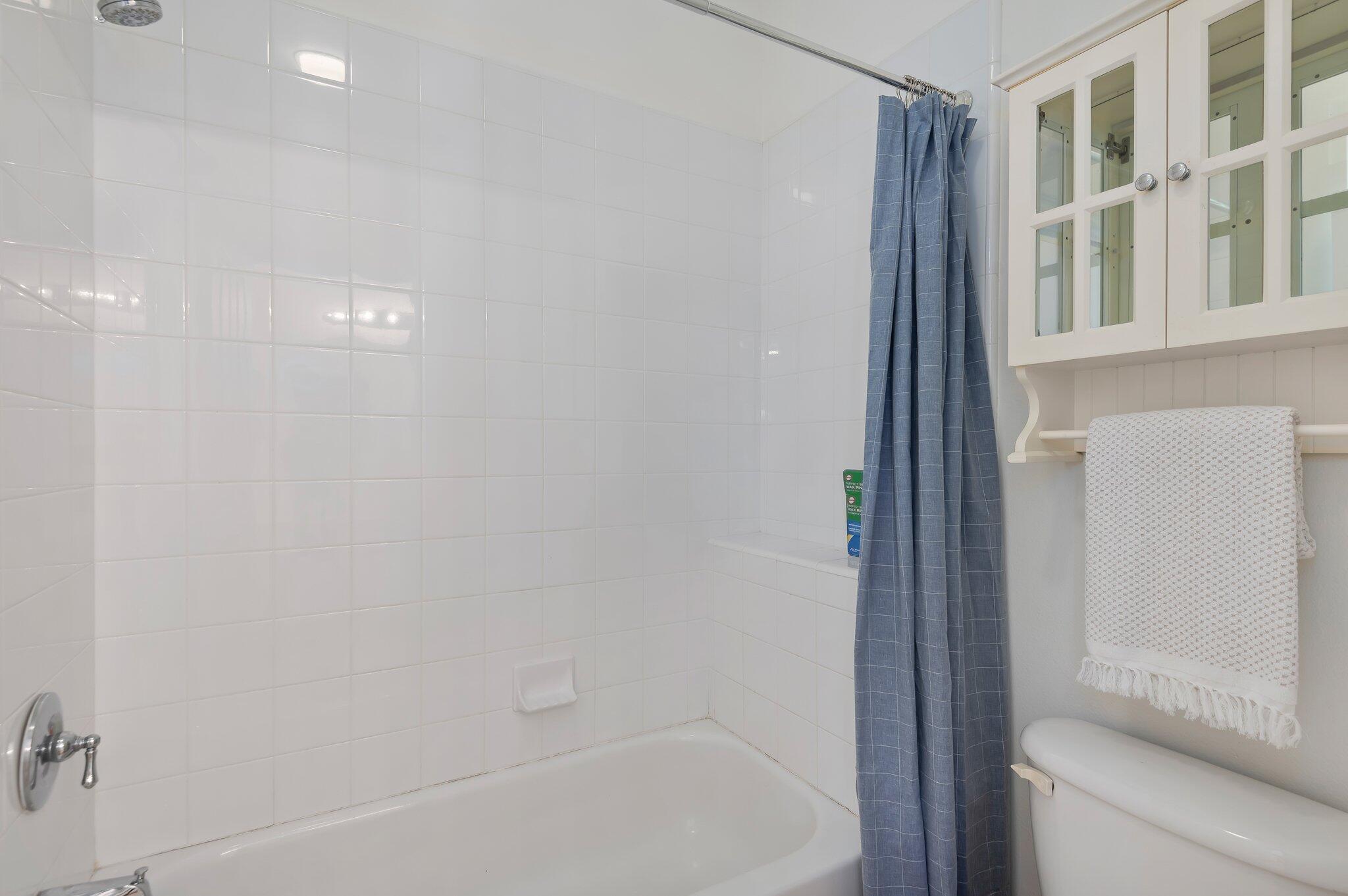 224 King Daniel Lane Goleta, CA 93117 - Photo 33 of 38 a bathroom with a bathtub