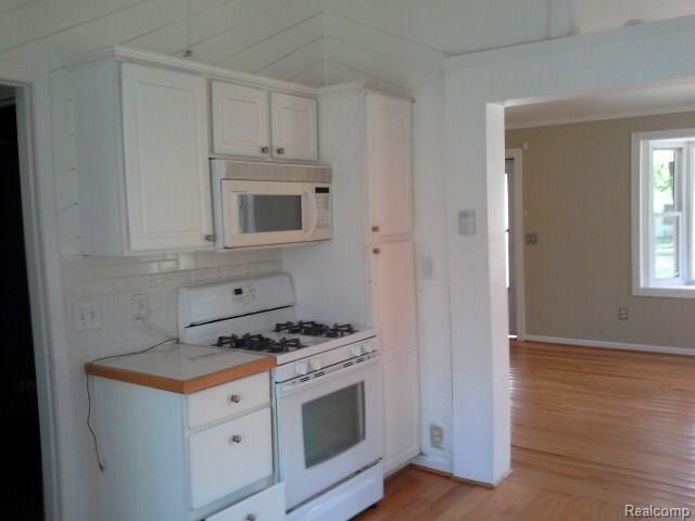 5231 Westview Road Clarkston, MI 48346 - Photo 9 of 15 20140916_102108.jpg