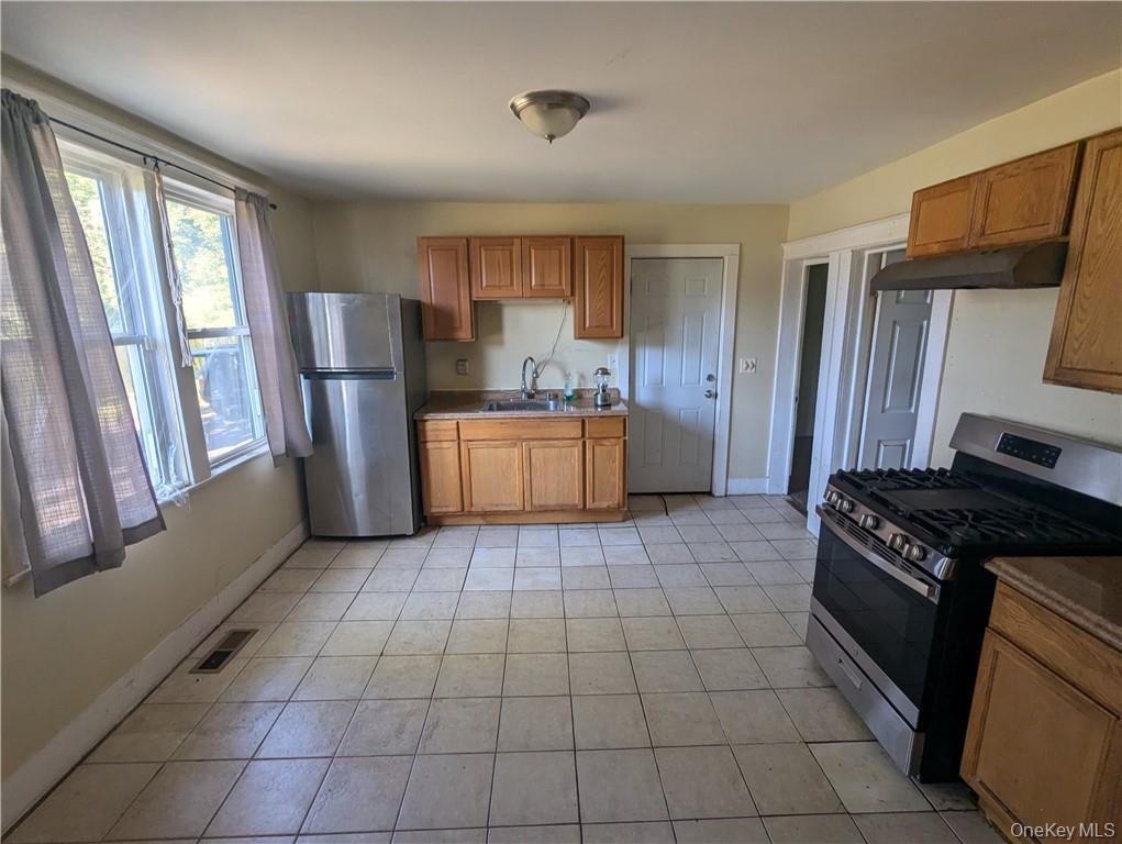 216 Smith Street, Unit 1 Poughkeepsie, NY 12601 - Photo 3 of 9 Gallery Image 3