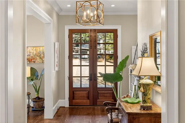 a front door view with sitting space