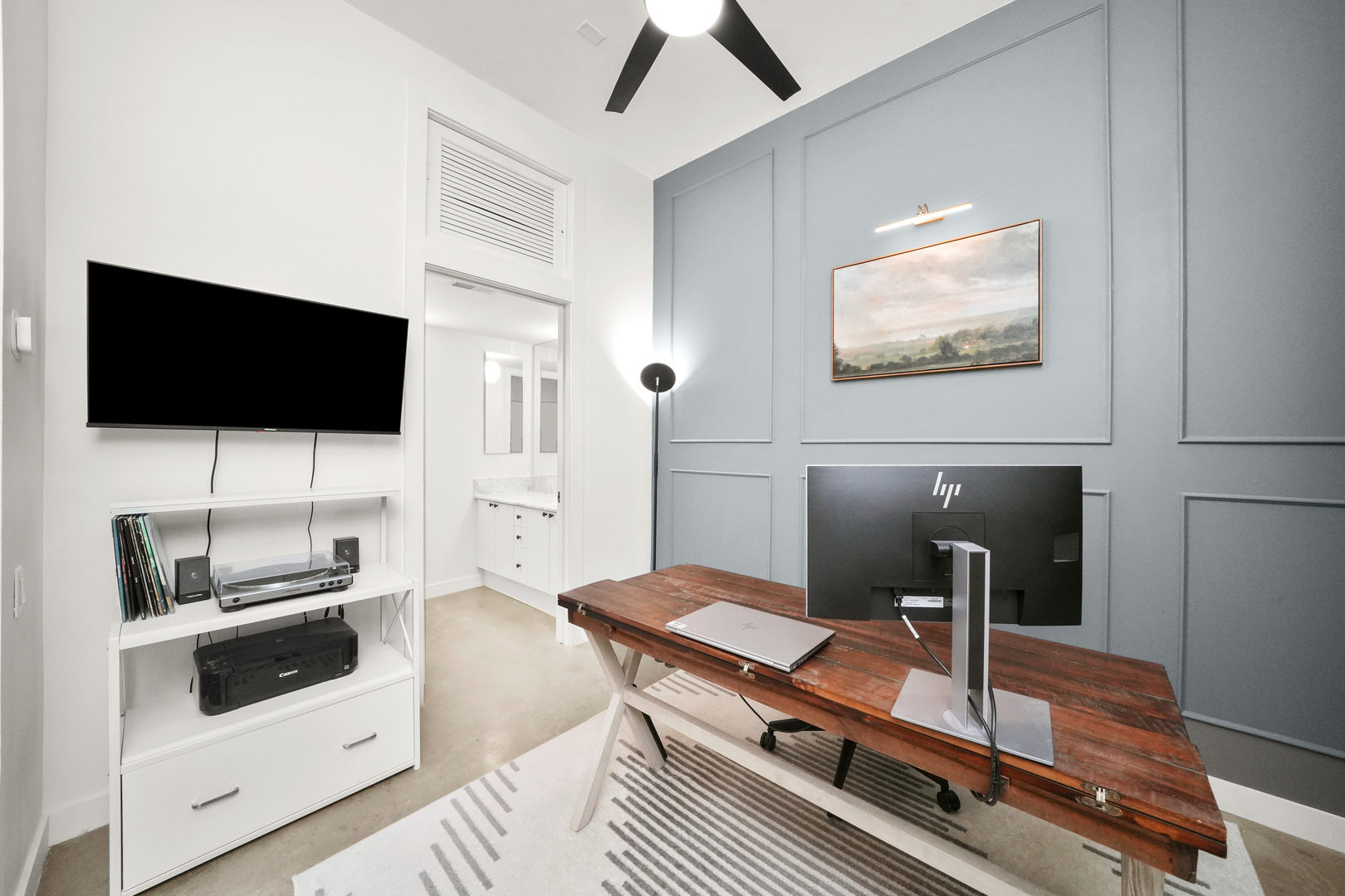 949 West Madison Street, Unit 207 Chicago, IL 60607 - Photo 24 of 31 a view of a livingroom with furniture