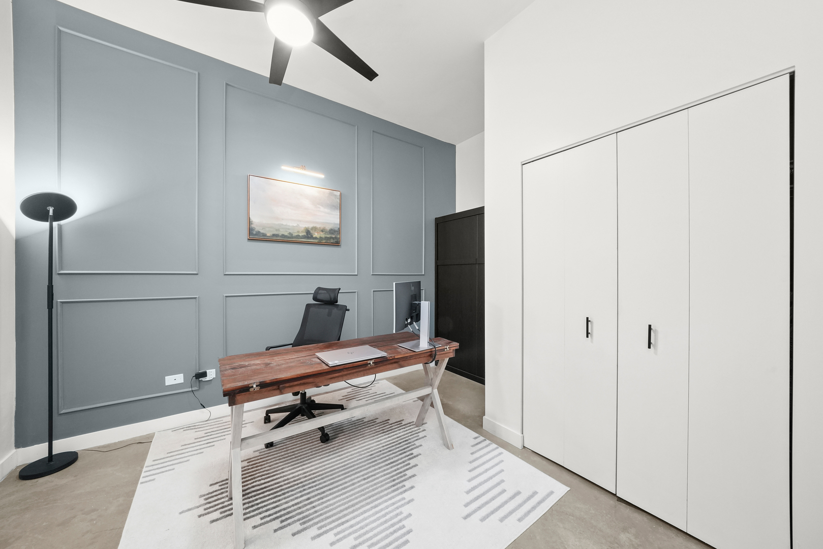 949 West Madison Street, Unit 207 Chicago, IL 60607 - Photo 25 of 31 a room with a table and chairs