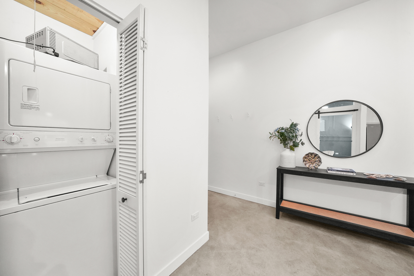 949 West Madison Street, Unit 207 Chicago, IL 60607 - Photo 29 of 31 a utility room with dryer and washer