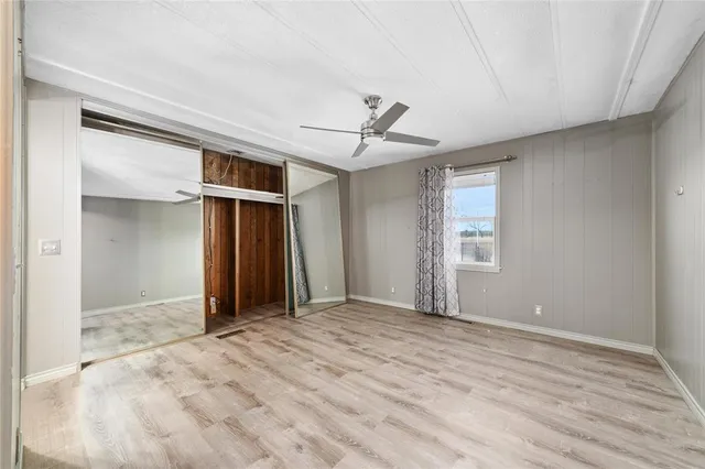 a view of empty room with a ceiling fan