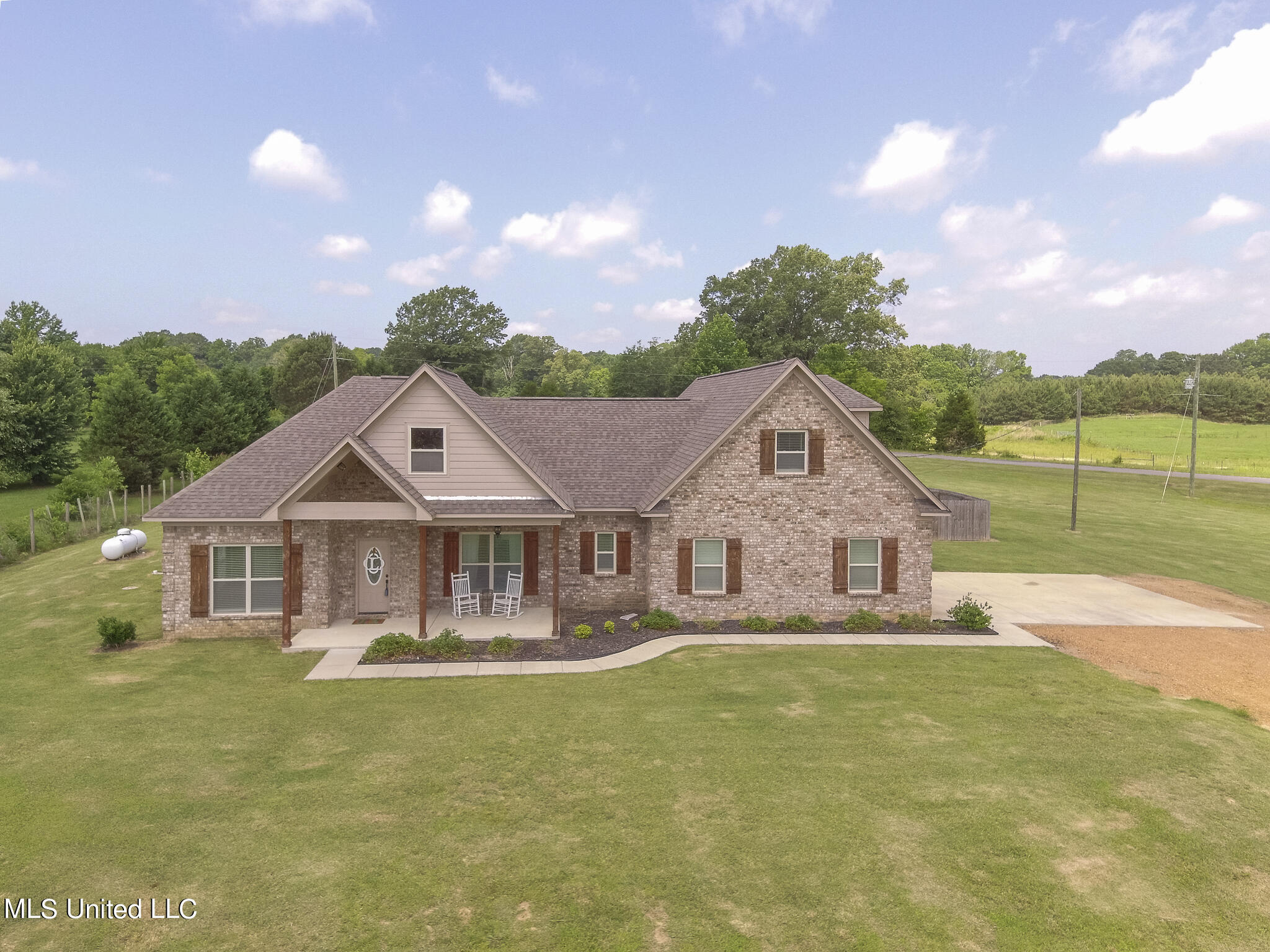 102 Emily Lynn Road Sarah, MS 38665 - Photo 2 of 39 102 Emily Lynn Road Drone-40