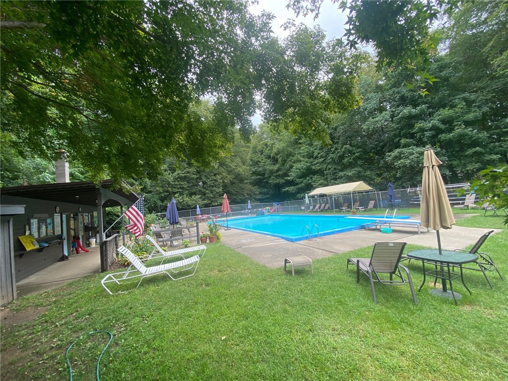 966 Klem Road Webster, NY 14580 - Photo 29 of 31 NEARBY KNOLLWOOD SWIM CLUB!
