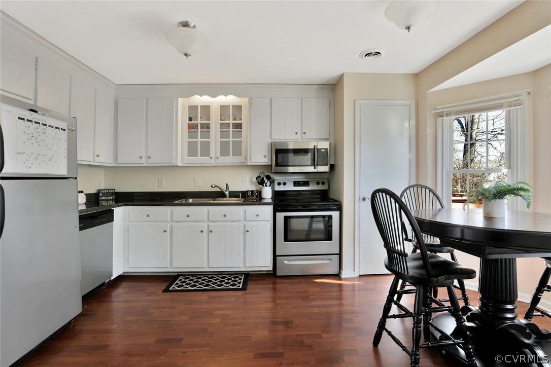 9905 Brenspark Road Chesterfield, VA 23832 - Photo 6 of 19 a kitchen with granite countertop a stove a sink and a refrigerator