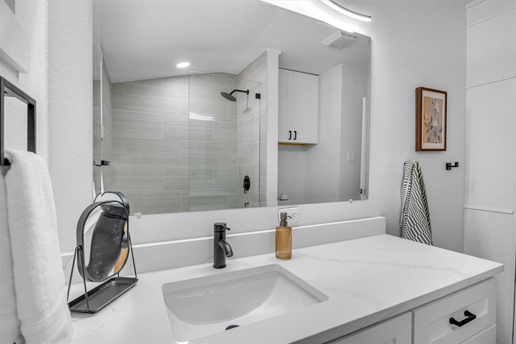 3500 Northland Drive Austin, TX 78731 - Photo 18 of 32 a bathroom with a sink and a tub