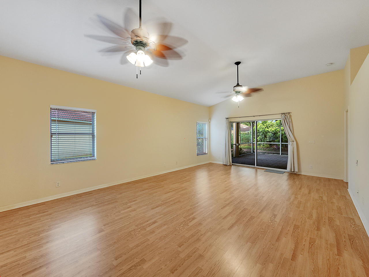 8059 Via Hacienda Riviera Beach, FL 33418 - Photo 2 of 18 Living