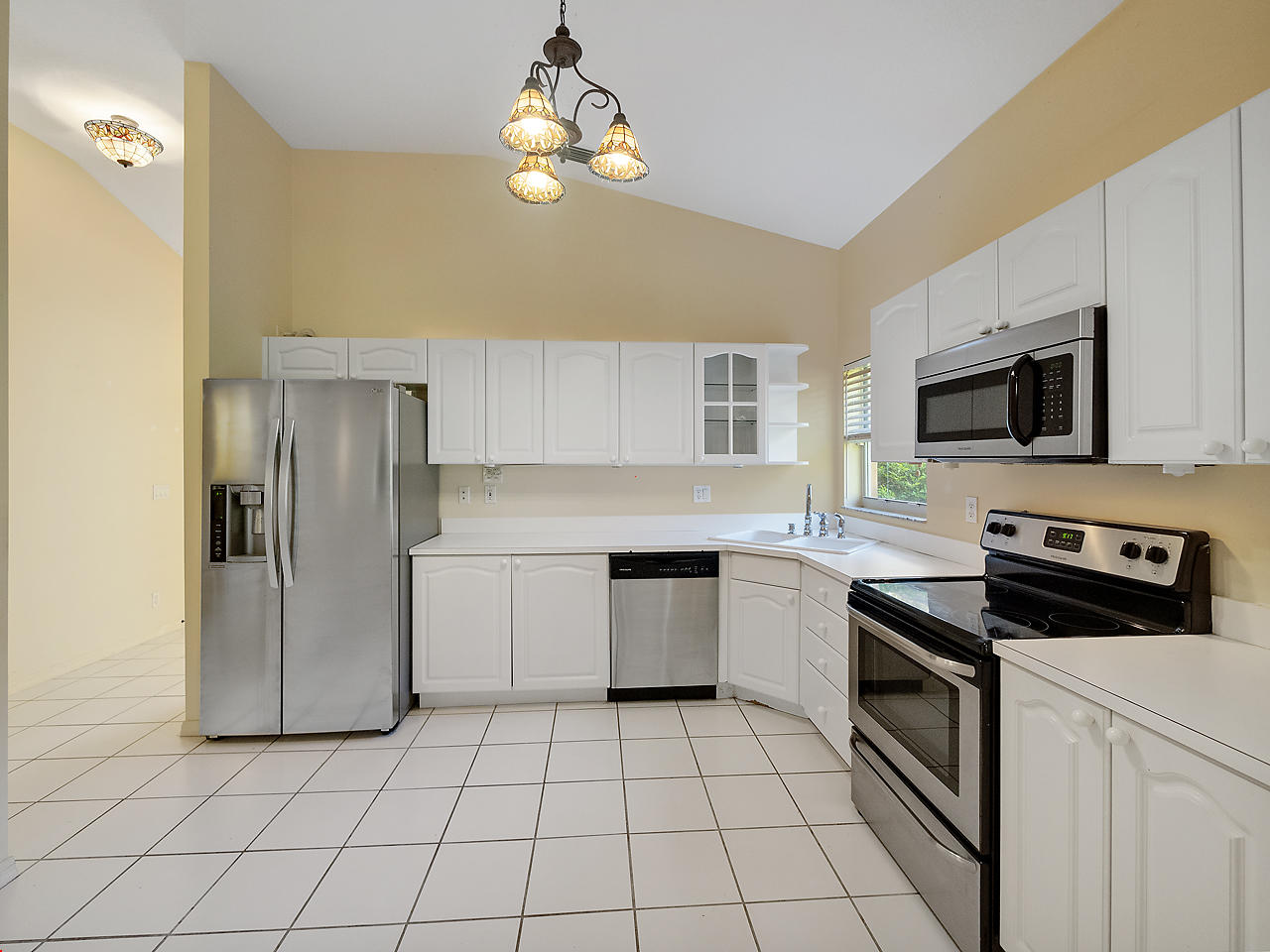 8059 Via Hacienda Riviera Beach, FL 33418 - Photo 3 of 18 Kitchen