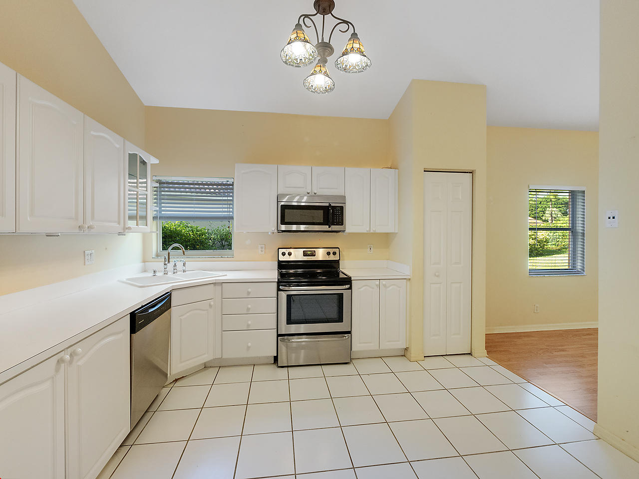 8059 Via Hacienda Riviera Beach, FL 33418 - Photo 4 of 18 Kitchen