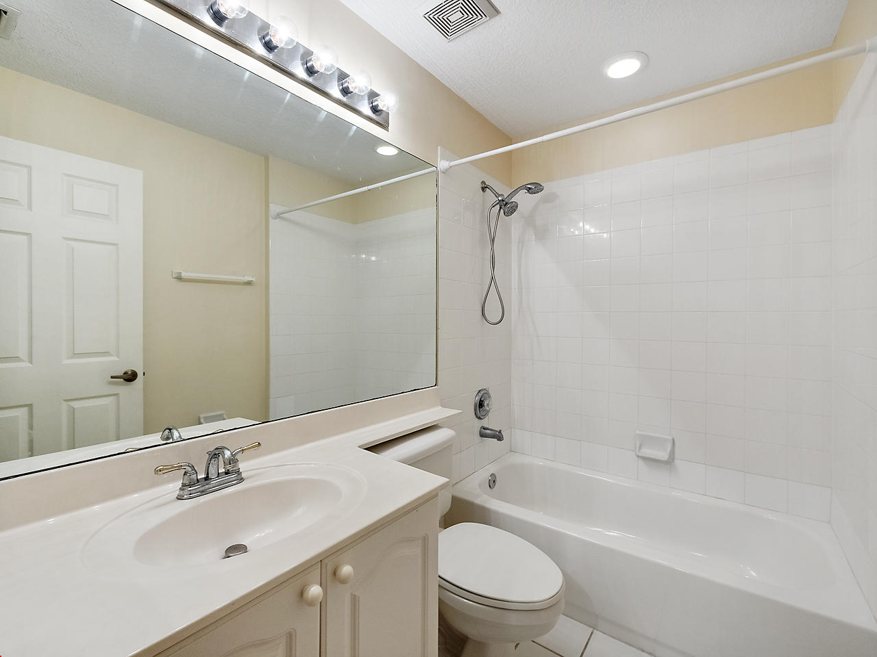 8059 Via Hacienda Riviera Beach, FL 33418 - Photo 10 of 18 Guest Bathroom