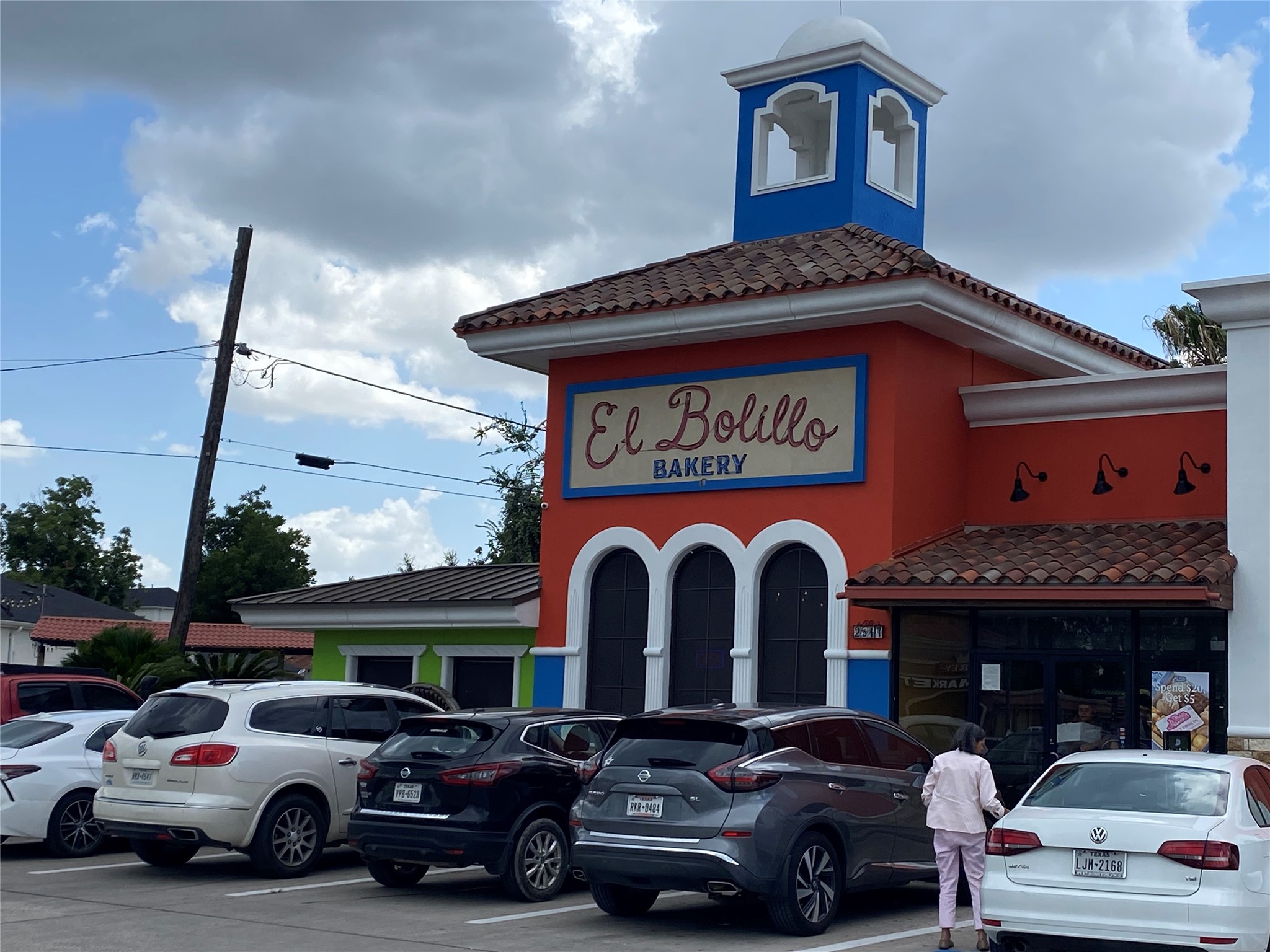 826 East 29th Street Houston, TX 77009 - Photo 31 of 32 Nearby El Bolillo Bakery on Airline Drive.