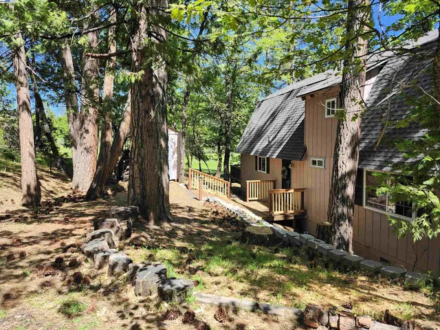 a view of a house with a yard