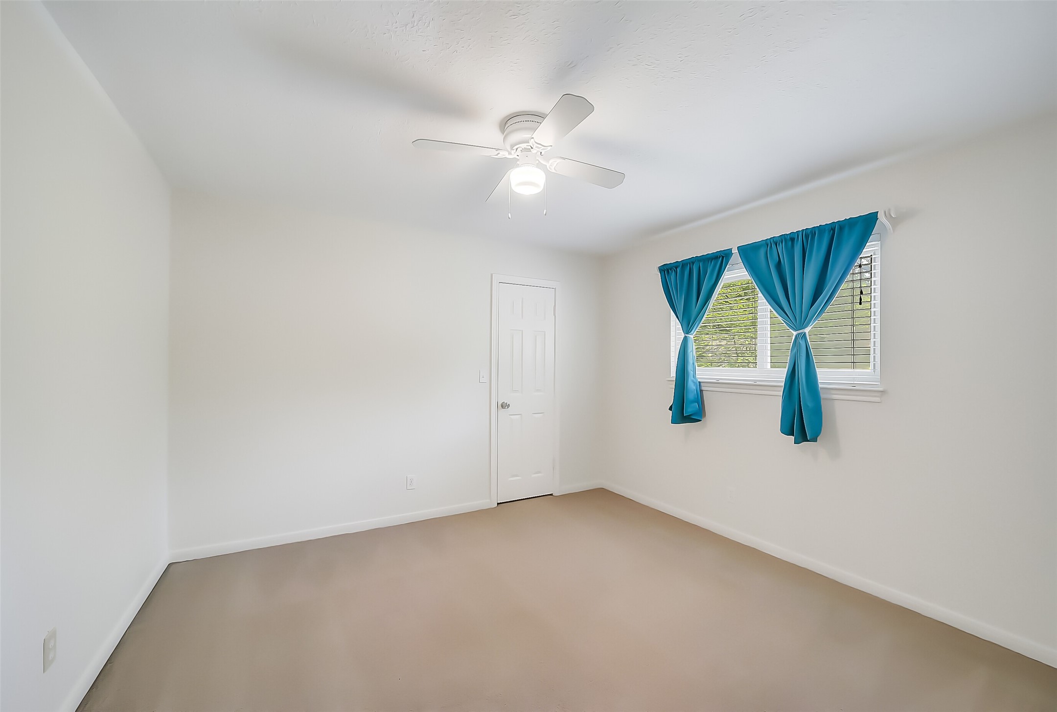 9519 Oxted Lane Spring, TX 77379 - Photo 22 of 40 an empty room with windows and fan