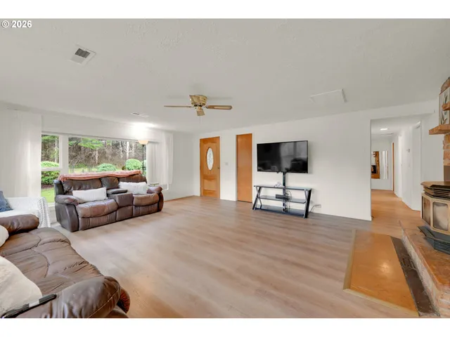 $565,000 | 36778 Shoreview Drive, Dorena, OR 97434