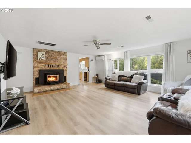 $565,000 | 36778 Shoreview Drive, Dorena, OR 97434