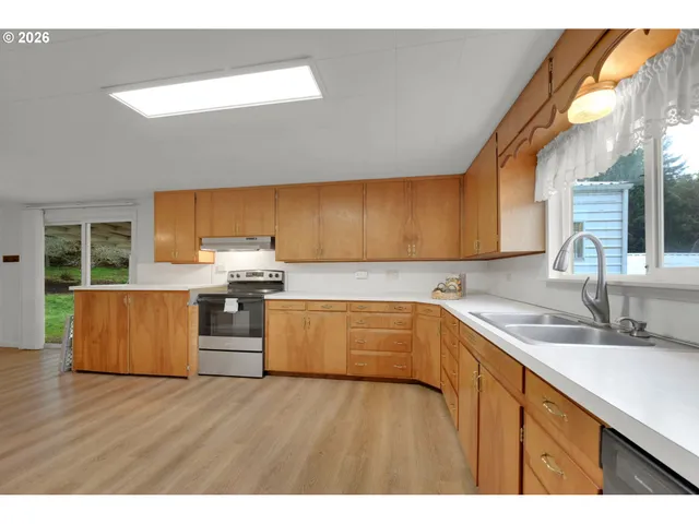 $565,000 | 36778 Shoreview Drive, Dorena, OR 97434