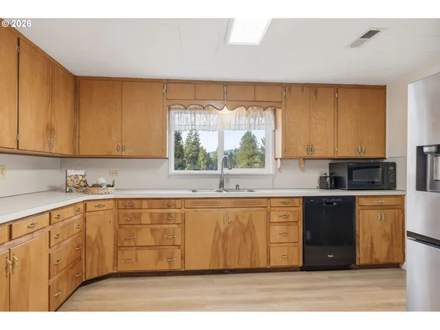 $565,000 | 36778 Shoreview Drive, Dorena, OR 97434