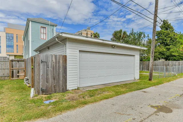 $2,900 | 1121 Market Street, Galveston, TX 77550