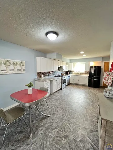 $159,900 | 218 South Cottonwood Street, Emporia, KS 66801