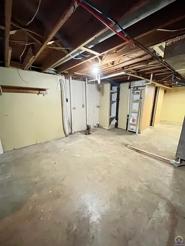 $159,900 | 218 South Cottonwood Street, Emporia, KS 66801