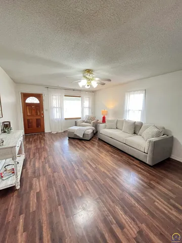 $159,900 | 218 South Cottonwood Street, Emporia, KS 66801