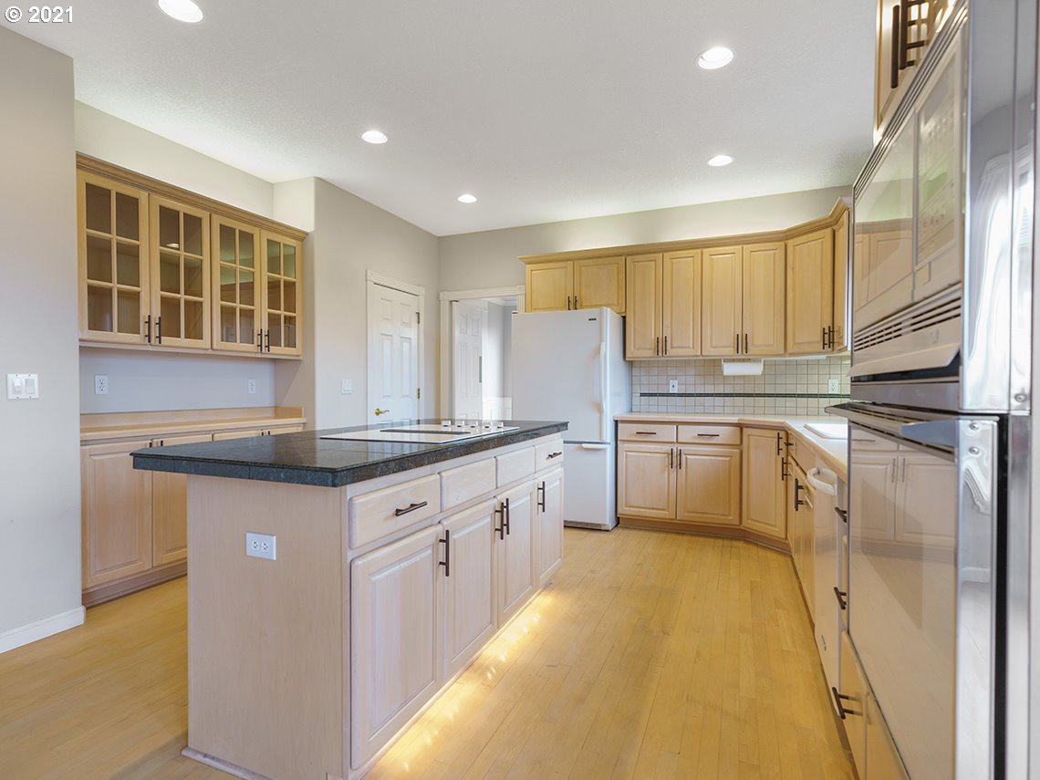 11916 Southwest Elemar Court Portland, OR 97224 - Photo 6 of 32 Gallery Image 6